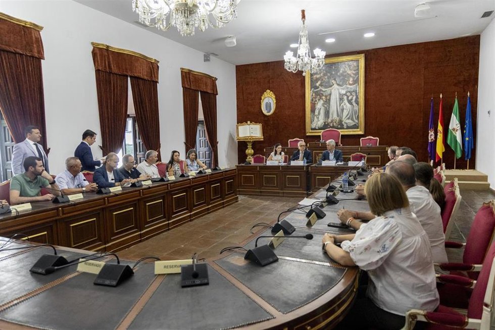 Fuentes (al fondo, centro), interviene durante la rúbrica de los acuerdos de cesión de suelo para VPO con nueve ayuntamientos de la provincia.
