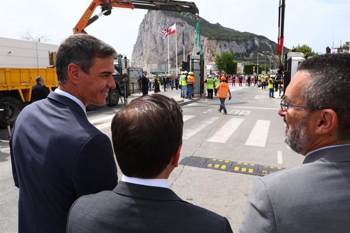 Archivo - El presidente del Gobierno, Pedro Sánchez (i), durante el acto de demolición de la Verja de la Línea de la Concepción, junto alcalde de La Línea, Juan Franco. A 15 de julio de 2026, en Cádiz, Andalucía (España). Archivo