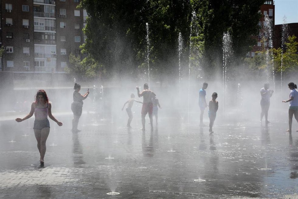 Archivo - Personas se refrescan en una jornada de intenso calor. 