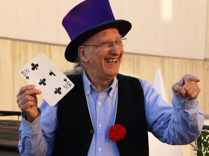 Archivo - Imagen de archivo de Juan Tamariz con sus cartas de magia.