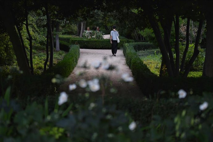Archivo - Varias personas pasean por ?los jardines de Vista Alegre en Carabanchel, a 3 de septiembre de 2022, en Madrid (España).