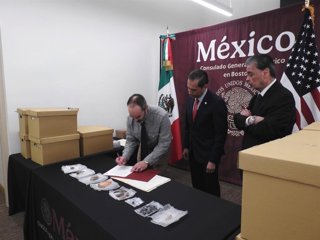 El profesor y arqueólogo estadounidense Jeremy Pilver entrega al Consulado General de México en Boston (Estados Unidos) 1.132 piezas arqueológicas prehispánicas