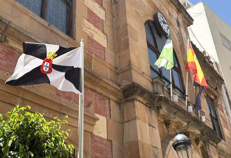 La bandera ceutí, izada a las puertas de la Casa Consistorial de Algeciras (Cádiz)