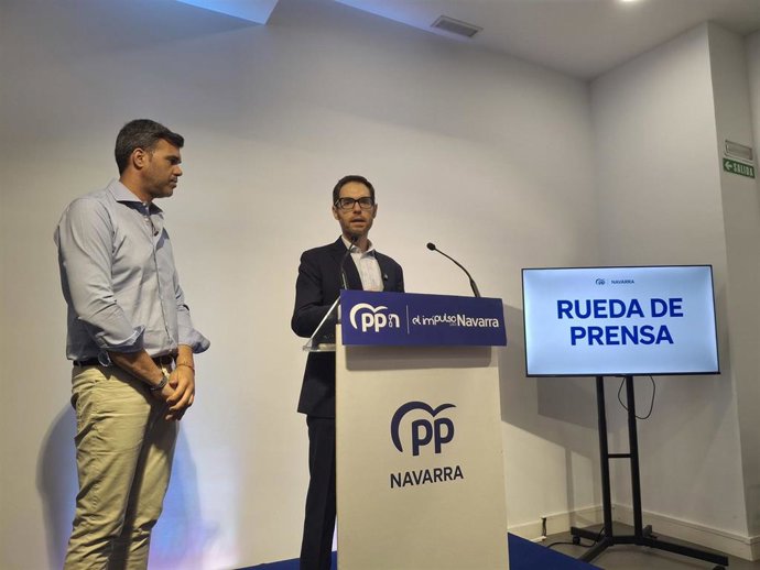 Archivo - El presidente del PPN, Javier García (i), y el secretario general, Sergio Sayas, en rueda de prensa.