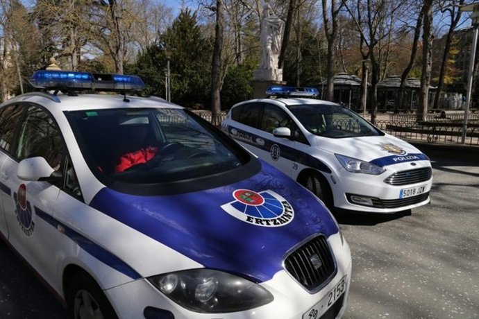 Vehículos de Ertzaintza y Policía Local de Vitoria