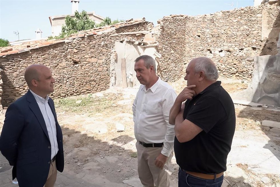 El presidente de la Diputación de Almería visita el solar donde se ubicará la futura farmacia rural de Benizalón.
