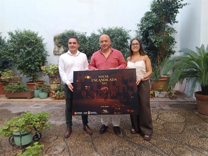 Gabriel Duque (centro), entre Gabriel Prieto e Inmaculada Núñez, con el cartel de la XVI Noche Encandilada de Encinas Reales.