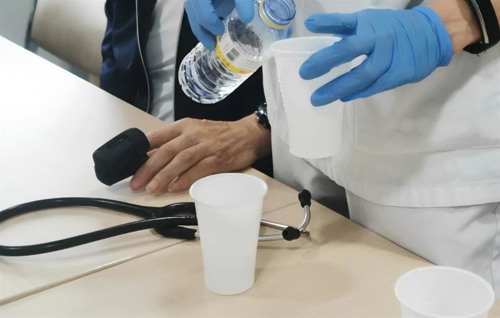 Vaso con agua en una imagen de archivo