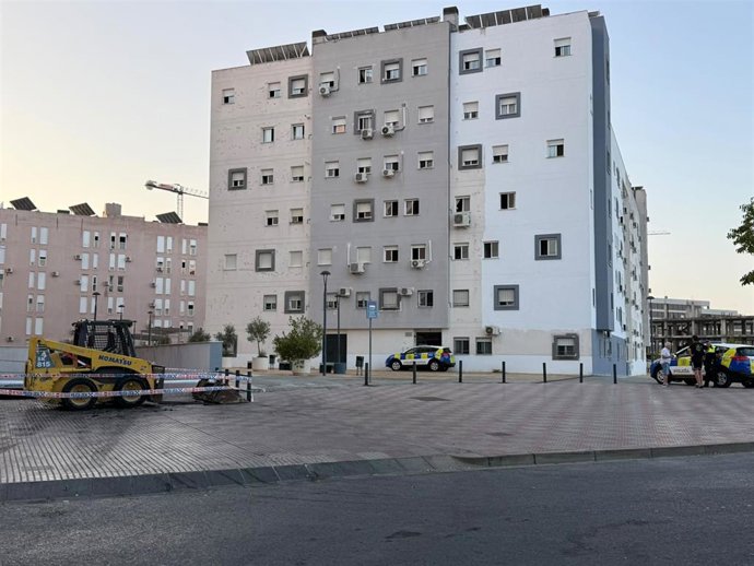 Edificio afectado por el incendio del garaje comunitario en Tomares