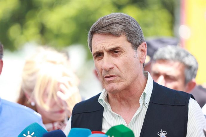 Archivo - El delegado del Gobierno en Andalucía, Pedro Fernández, en una atención de medios. Imagen de archivo.