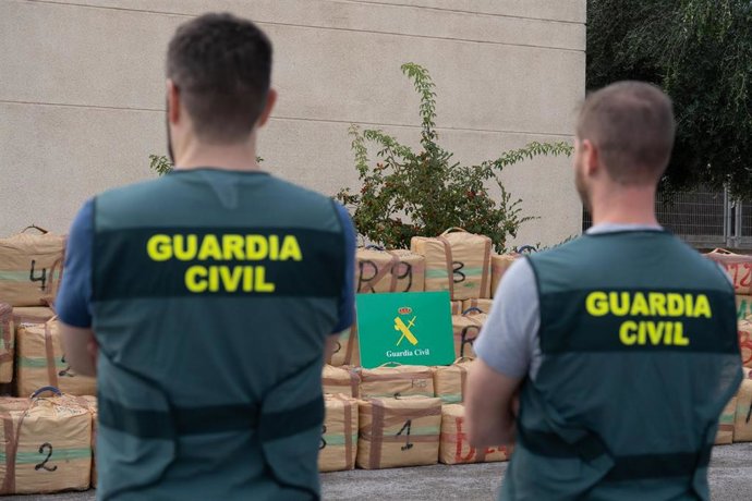 Archivo - Varios agentes de la Guardia Civil junto al alijo incautado en una operación antidroga. Archivo.
