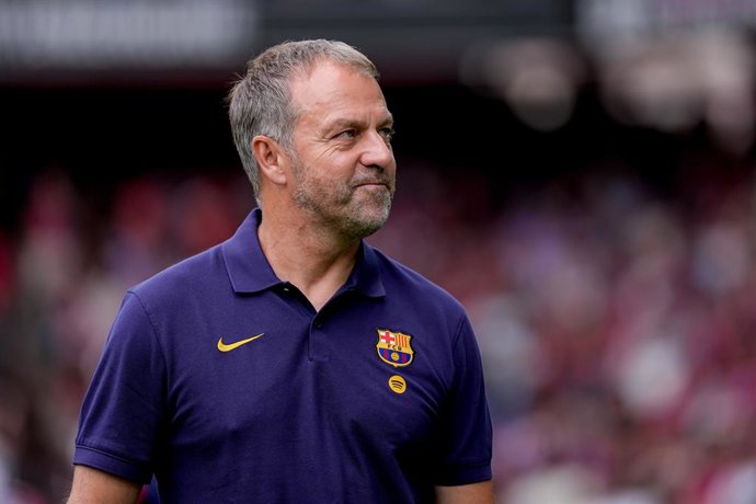 16 de agosto de 2026, Basileia, Basileia-Cidade, Suíça: BASILEIA, SUÍÇA - 16 DE AGOSTO: Hansi Flick (técnico do FC Barcelona) durante a partida amistosa entre o FC Basel 1893 e o FC Barcelona no Estádio St. Jakob Park, em 16 de agosto de 2026, em Basileia