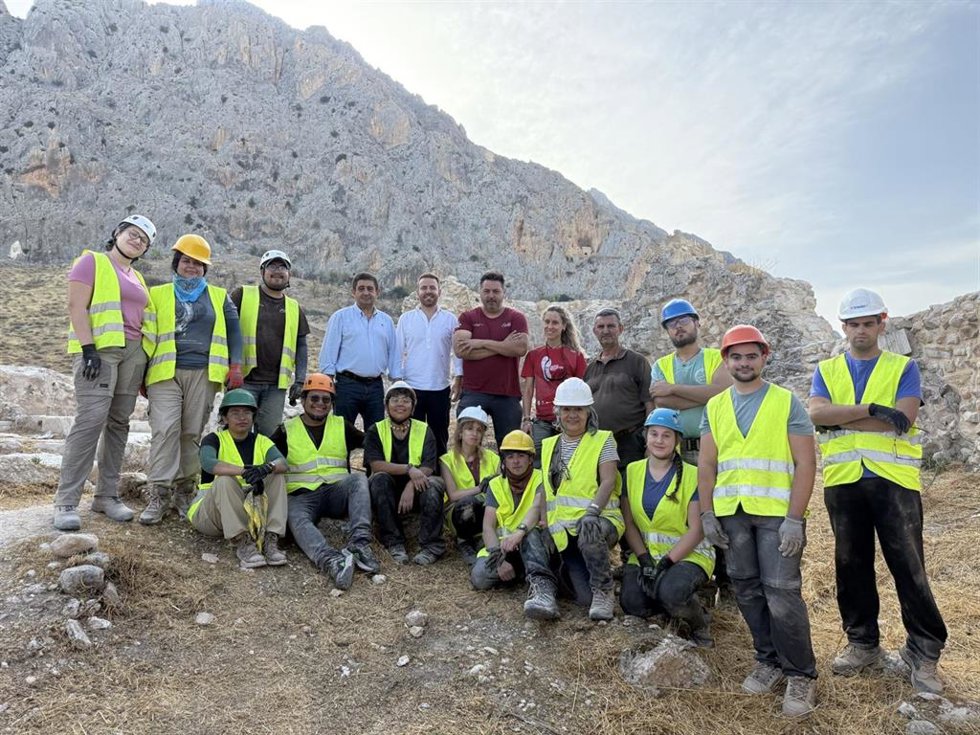 Visita a las excavaciones del IX Campo de Voluntariado de Arqueología.