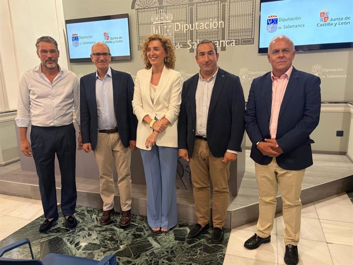 El Presidente De La Diputación De Salamanca, Javier Iglesias, Y La Consejera De Educación De La Junta, María Pardo, En La Presentación De La Convocatoria De Ayudas Para Obras En Colegios.