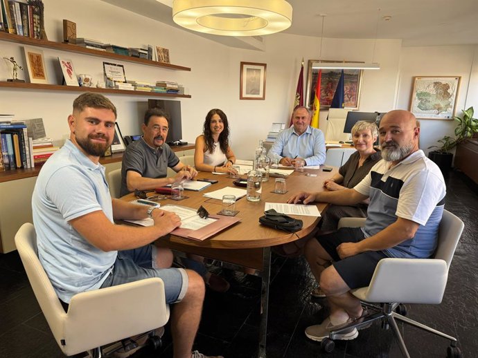 El consejero de Agricultura, Ganadería y Desarrollo Rural, Julián Martínez Lizán, en la reunión con el sector regional de la trufa.