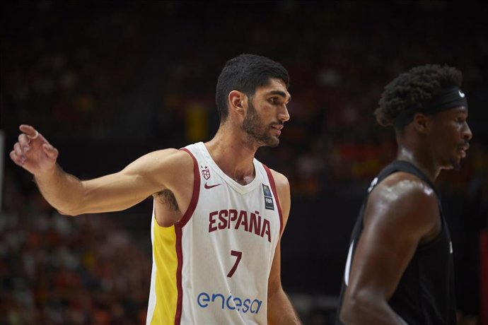 Archivo - El ala-pívot español Santi Aldama disputando un partido con la selección española masculina de baloncesto.