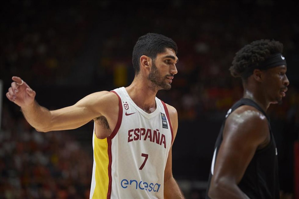 Archivo - El ala-pívot español Santi Aldama disputando un partido con la selección española masculina de baloncesto.