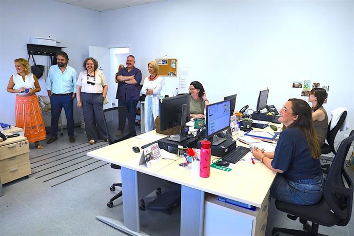 La alcaldesa de Jerez de la Frontera (Cádiz), María José García-Pelayo, en una visita a las instalaciones de Comujesa, en la estación de autobuses, donde tiene su sede el Servicio de Ayuda a Domicilio.