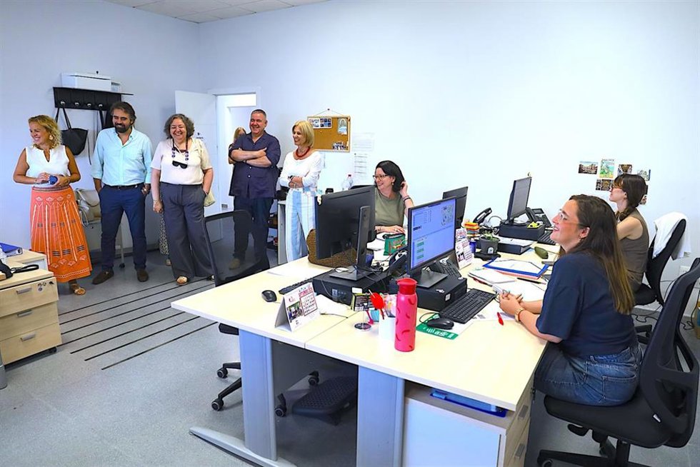 La alcaldesa de Jerez de la Frontera (Cádiz), María José García-Pelayo, en una visita a las instalaciones de Comujesa, en la estación de autobuses, donde tiene su sede el Servicio de Ayuda a Domicilio.