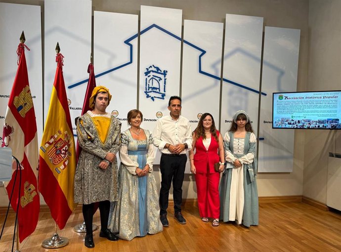 El diputado de Promoción Agroalimentaria y Consumo, Moisés Santana, acompañado por la concejala de Festejos y Nuevas Tecnologías de Renedo de Esgueva, Paula Rueda, en la presentación de la X edición de la Recreación Histórica de Renedo.