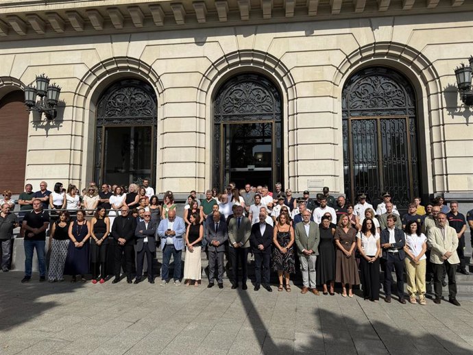 La Diputación Provincial de Zaragoza ha congregado a repsentantes políticos, institucionales, cuerpos de seguridad y trabajadores de la institución para rendir un minuto de silencio en homenaje a los fallecidos del incendio de Calatorao