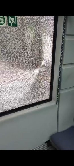 Cristales de la ventana del tren rotos tras el lanzamiento de piedras a los vagones entre Mogro y Bezana