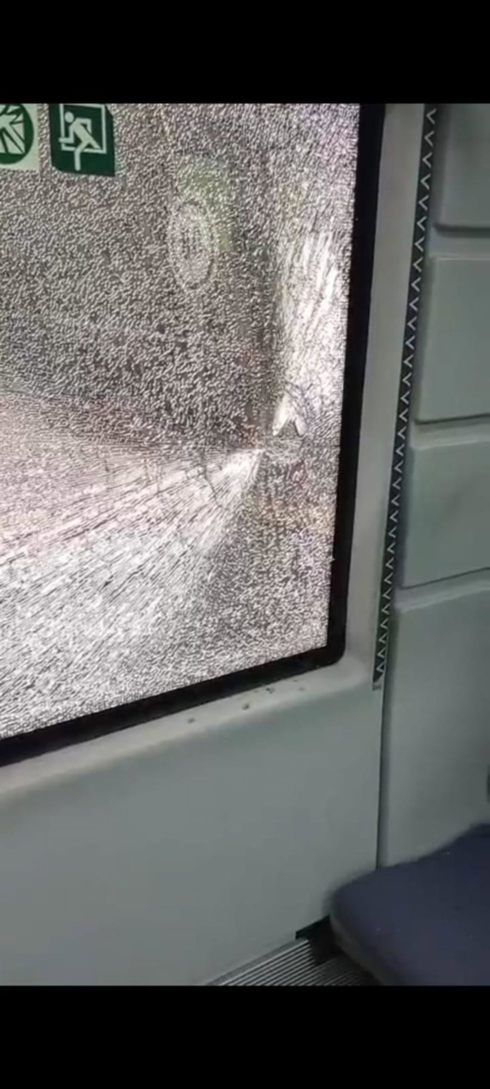 Cristales de la ventana del tren rotos tras el lanzamiento de piedras a los vagones entre Mogro y Bezana