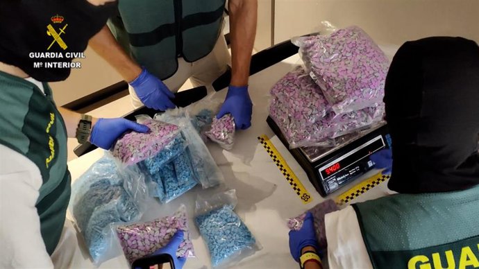 Archivo - Agentes de la Guardia Civil pesan drogas en el marco de la operación ‘Adriático’, en Ibiza, Baleares (España). 