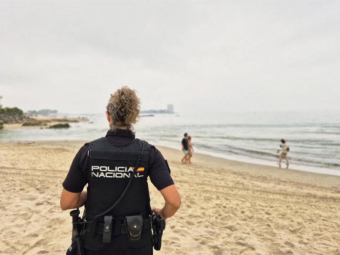 Una agente de la Policía Nacional en la playa de Samil, en Vigo (Pontevedra).