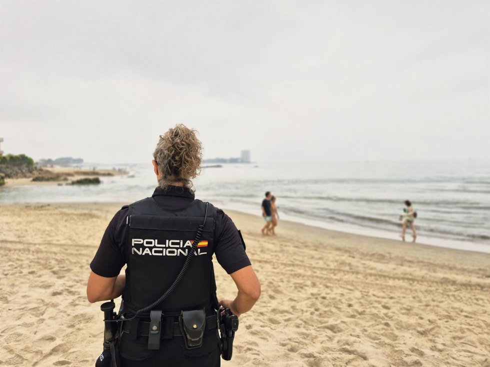 Una agente de la Policía Nacional en la playa de Samil, en Vigo (Pontevedra).