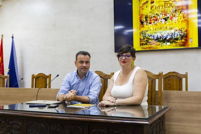 El alcalde de Cuéllar, Carlos Fraile, junto a la concejala Raquel Gilsanz.