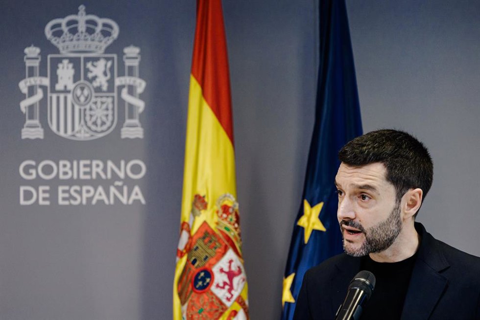 Archivo - El ministro de Derechos Sociales, Consumo y Agenda 2030, Pablo Bustinduy, ofrece una rueda de prensa, en el Ministerio de Derechos Sociales, Consumo y Agenda 2030, a 16 de enero de 2026, en Madrid (España). 