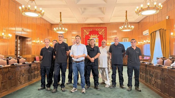 El vicepresidente primero de la Diputación, Víctor López de la Parte, junto a los trabajadores.