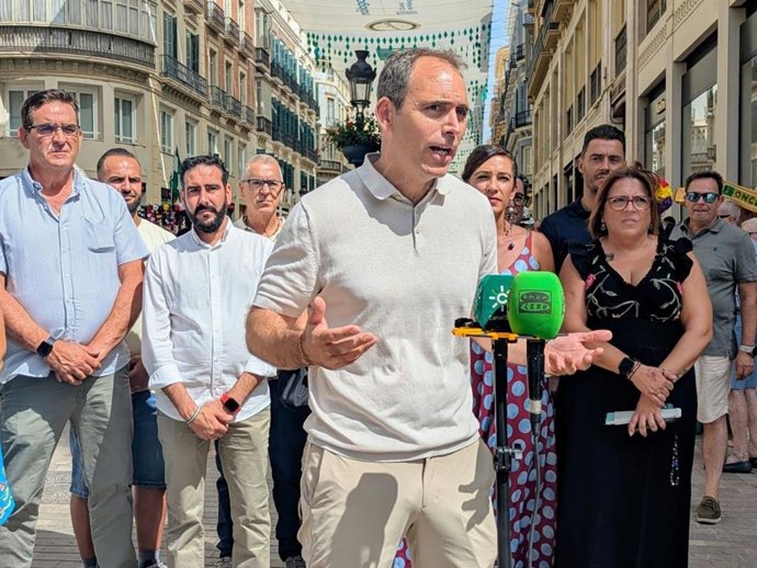 El coordinador de Izquierda Unida Andalucía y diputado en el Congreso, Toni Valero, atiende a los medios en la Feria de Málaga