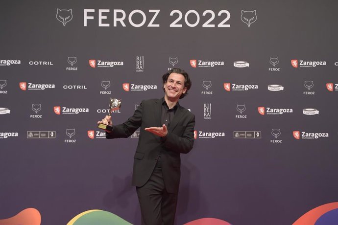 Archivo - El director y escritor Rodrigo Cortes posa con su premio Feroz 2022 a la mejor dirección, por la película 'El amor en su lugar' en la gala IX edición de los Premios Feroz.