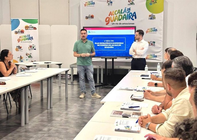 El delegado de Cultura de Alcalá de Guadaíra (Sevilla), Christopher Rivas, con representantes de asociaciones y empresas en la mesa de prticipación de 'Plan Estratégico Sostenible de Turismo'.