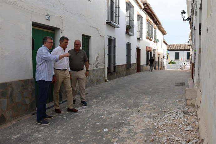 El delegado del Gobierno en Andalucía, Pedro Fernández, y el subdelegado en Granada, José Antonio Montilla, y el alcalde de Gójar, Joaquín Prieto, visitan una calle del municpio, epicentro de uno de los terremotos de 4,8 Mw del actual episodio sísmico