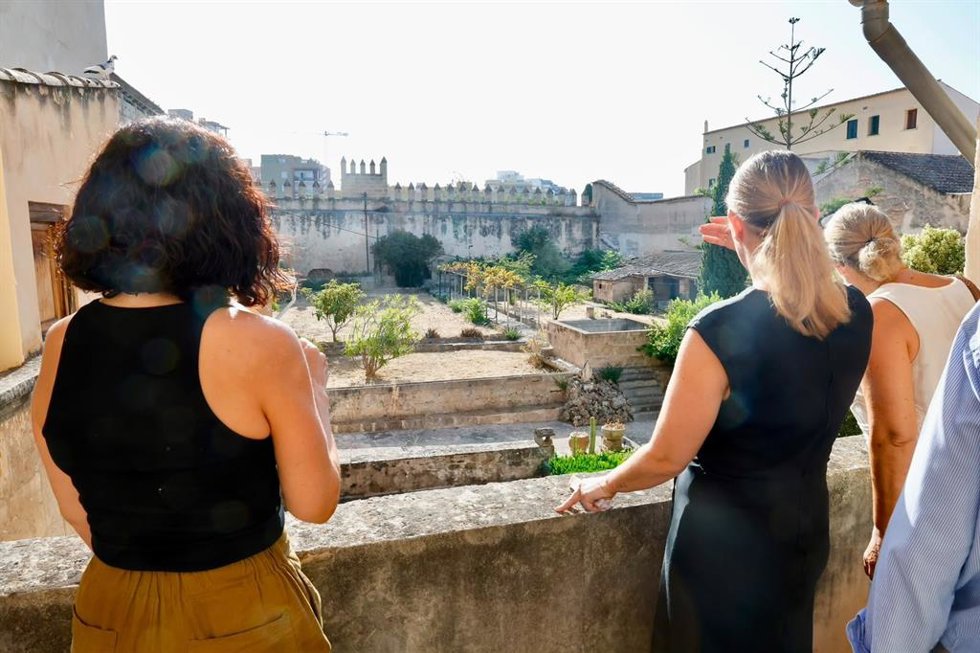 La presidenta del Govern, Marga Prohens, y la consellera de Familias, Bienestar Social y Atención a la Dependencia, Sandra Fernández, visitan el Monasterio de Santa Isabel de Palma.
