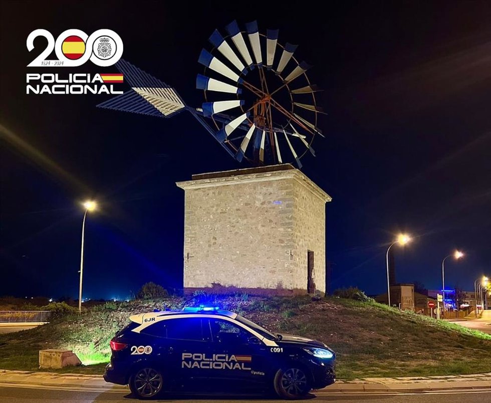 La Policía Nacional detiene a dos hombres por robar a bañistas en la playa y huir en un patinete robado.