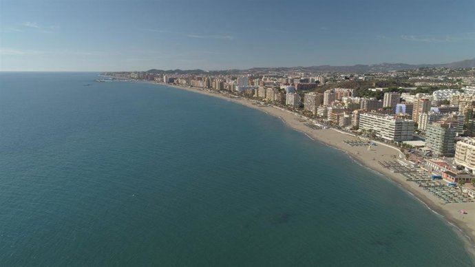 Archivo - Vista aérea de una playa de Fuengirola.