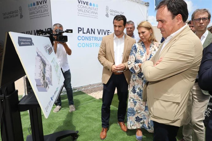 Archivo - El 'president' de la Generalitat, Juanfran Pérez Llorca (d), en Torrevieja (Alicante)