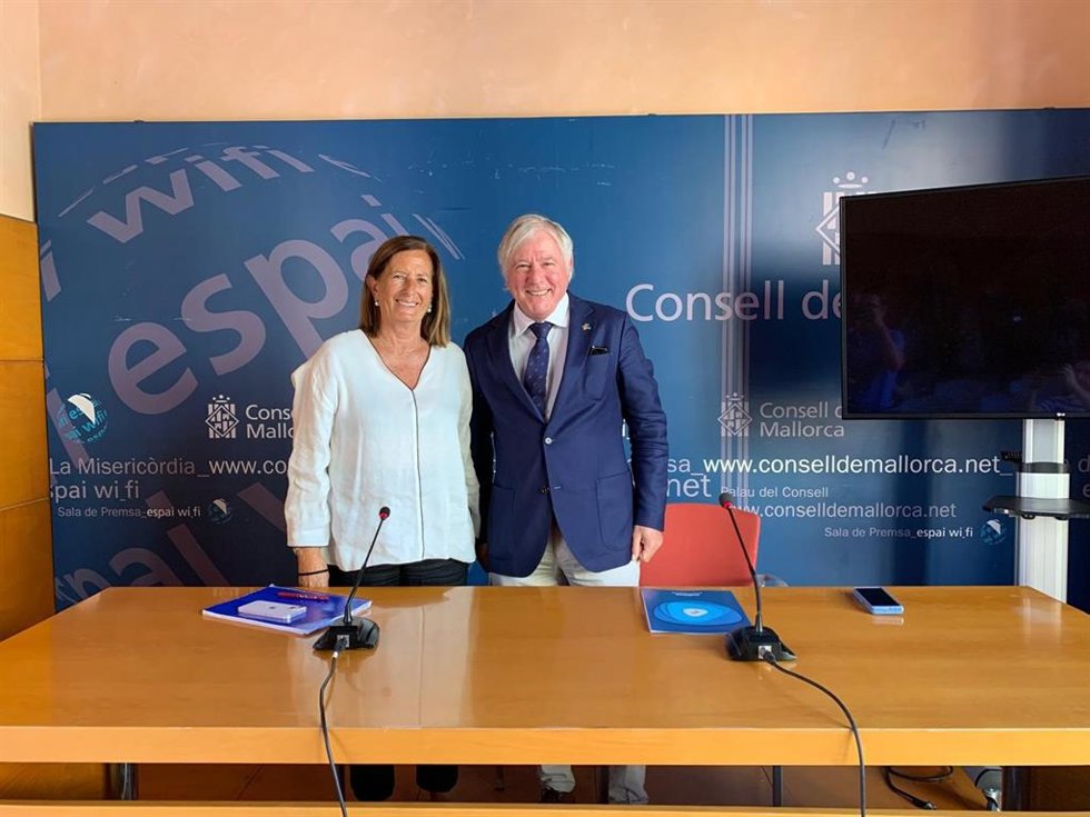 Archivo - El exconseller insular de Turismo, Marcial Rodríguez, y la directora insular de Turismo para la Oferta y la Calidad, Clara María del Moral.