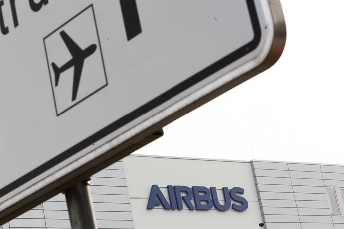 Archivo - FILED - 07 March 2018, Bremen: A view of the Airbus logo on the facade of the company's headquarters in Bremen.