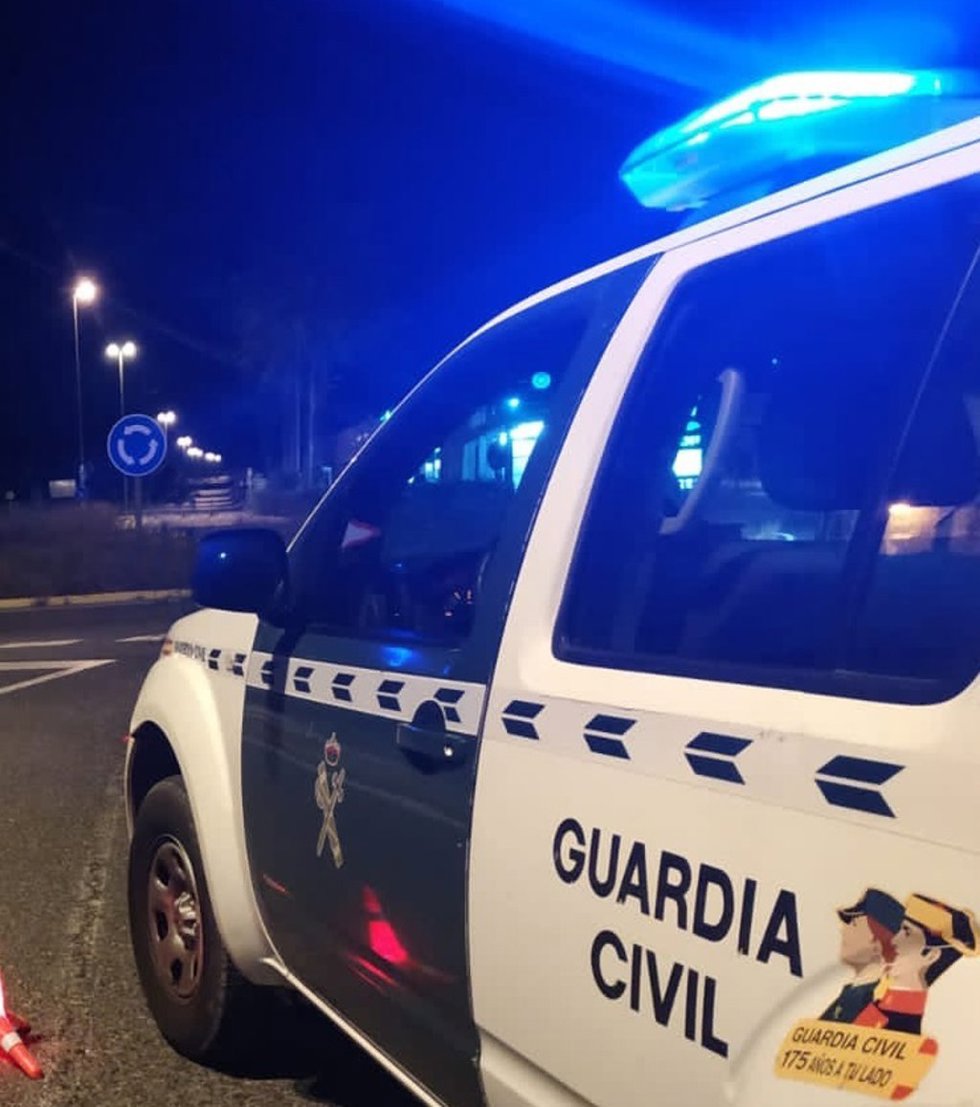 Detenido en Eivissa un hombre tratando de vender pulseras falsas para entrar a una discoteca.