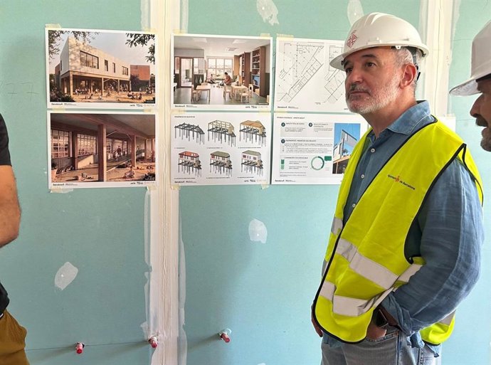 El alcalde de Barcelona, Jaume Collboni, visita las obras de ampliación de la Escola Bressol Municipal La Mar en la Barceloneta