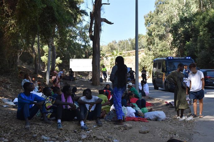 Varias personas esperan en el exterior del Centro de Estancia Temporal de Inmigrantes (CETI), a 5 de agosto de 2026, en Ceuta (España). 