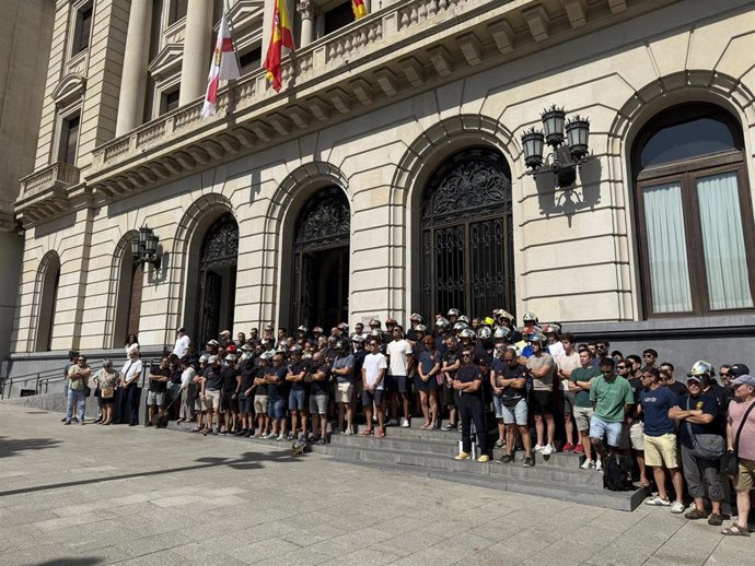 Los bomberos de la DPZ se concentran en las puertas de la institución provincial para realizar un minuto de silencio por la muerte de un compañero en Calatorao y reclaman más medios y recursos en la profesión