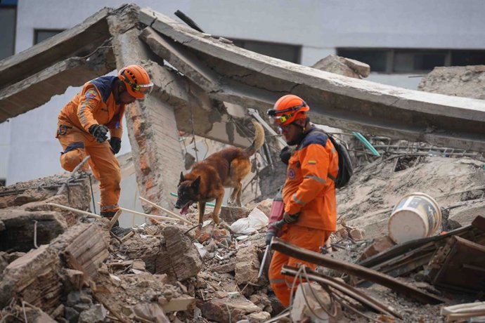 CALI, 14 de agosto de 2026  -- Operações de busca e resgate estão em andamento em meio aos escombros em Cali, na Colômbia, em 13 de agosto de 2026.   O número de mortos pelo terremoto de magnitude 7,4 ocorrido na segunda-feira na Colômbia subiu para 281, 