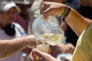 Reducir bebidas ácidas y evitar el cepillado inmediato tras ellas, recomendación de expertos ante la sensibilidad dental