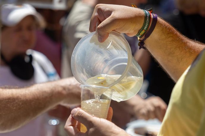 Reducir bebidas ácidas y evitar el cepillado inmediato tras ellas, recomendación de expertos ante la sensibilidad dental